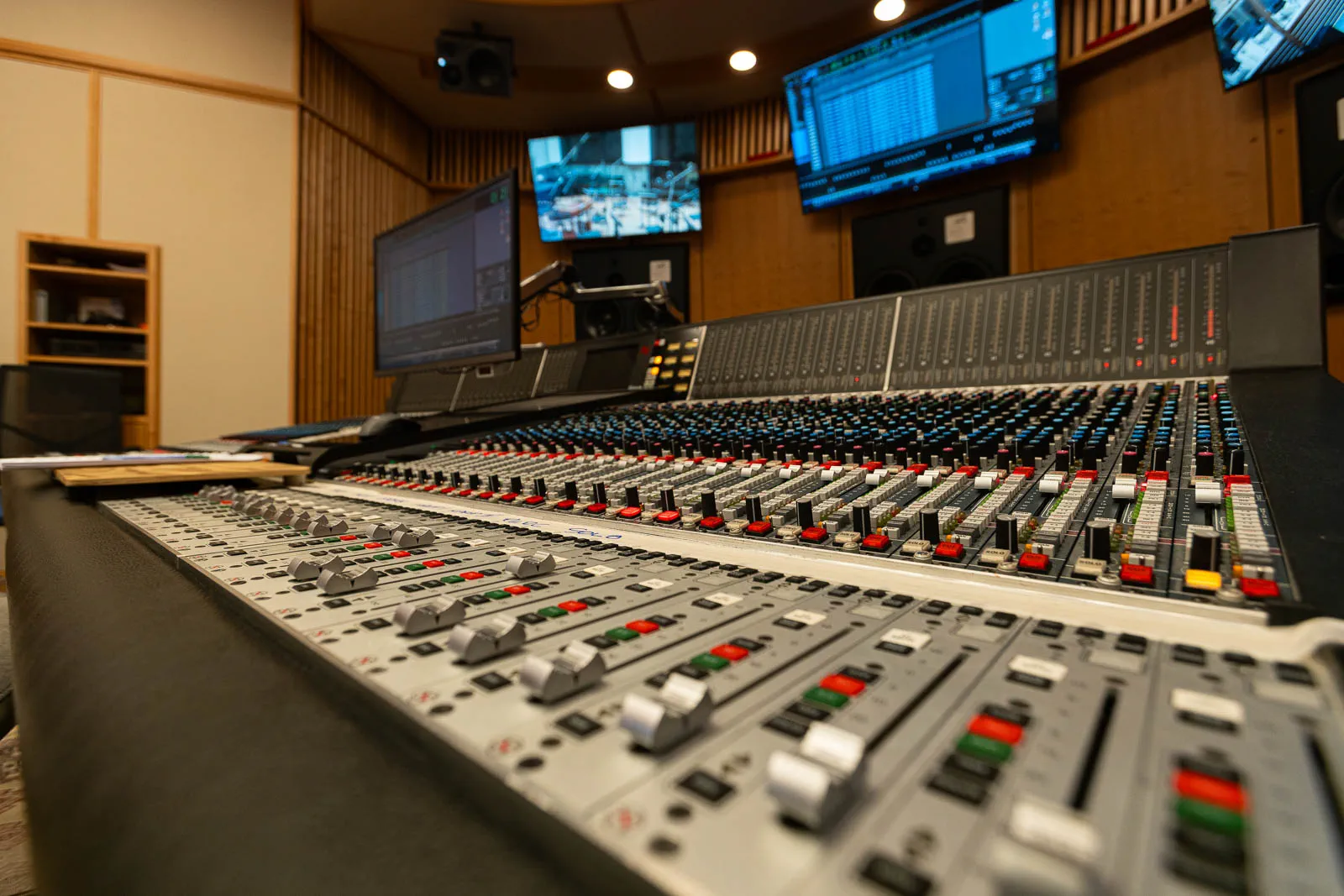 Smecky Music Studios — Mixing Console